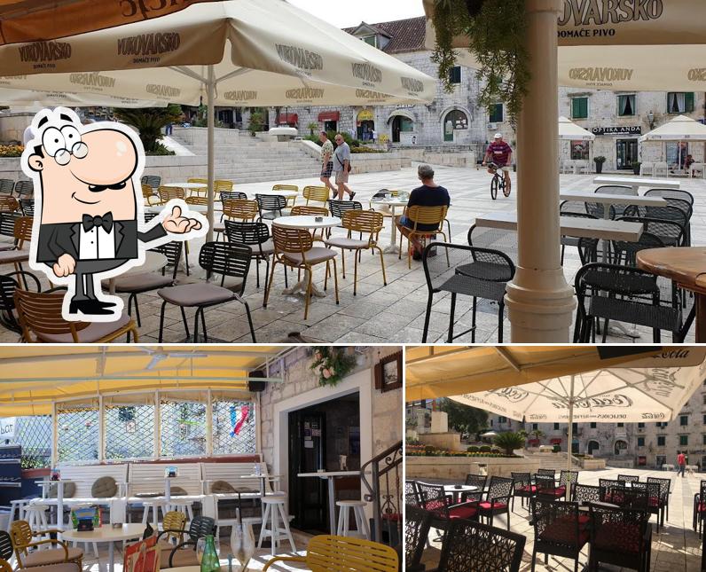 Siediti a un tavolo di Caffe Bar Martini