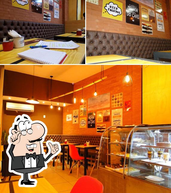 Sente em uma das mesas no Café com Churros