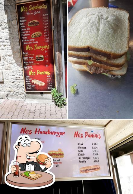 Prenez un hamburger à L'Oasis