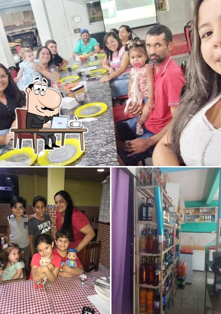 Sente em uma das mesas no Pizzaria Fornalha