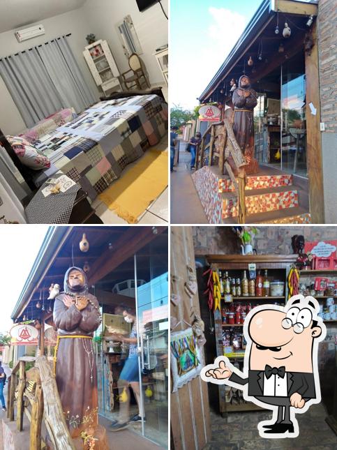 Sente em uma das mesas no Machado Queijos - Cafeteira, Queijos, Doces Artesanais, Cestas de Café da Manhã, Caixas de Madeira em MDF e Quitandas