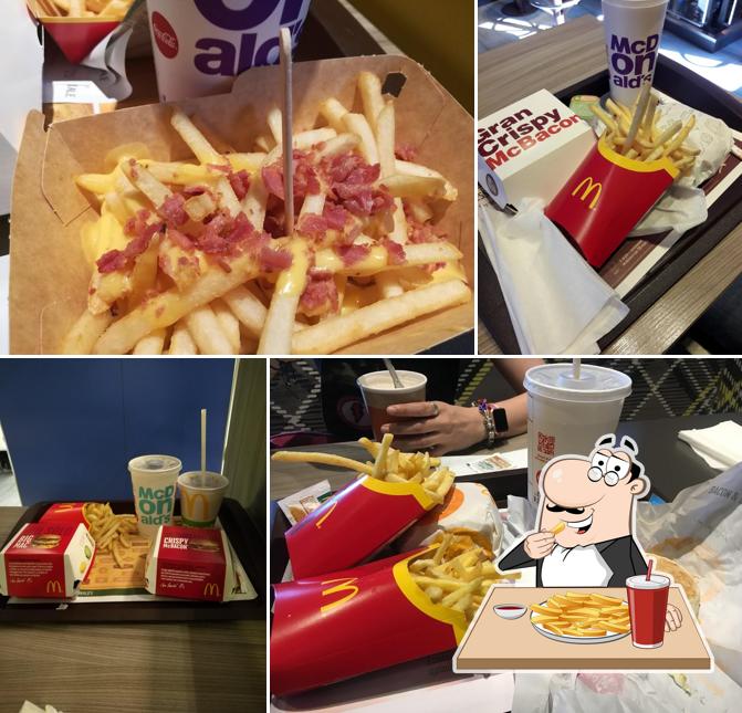 Ordina le patatine fritte con diversi tipi di salsine