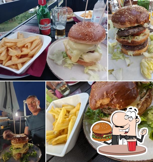 Concediti un bell'hamburger a Deluxe grill and pancakes bar