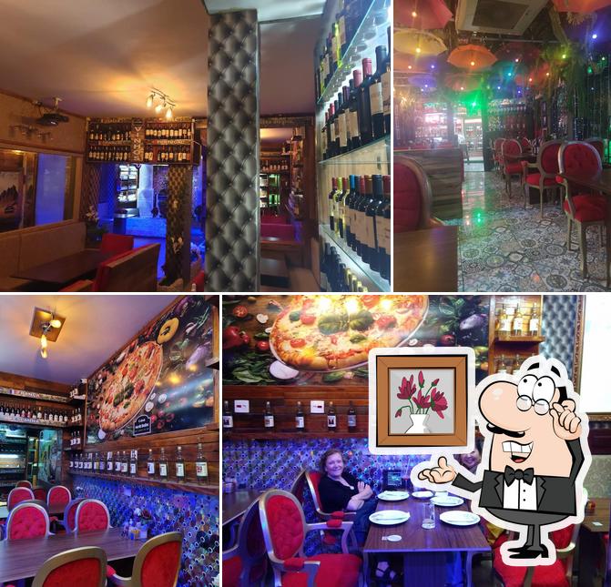 Sente em uma das mesas no Karaokê Bar Casa Meirinho