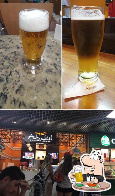 Desfute uma tulipa de cerveja leve ou escura