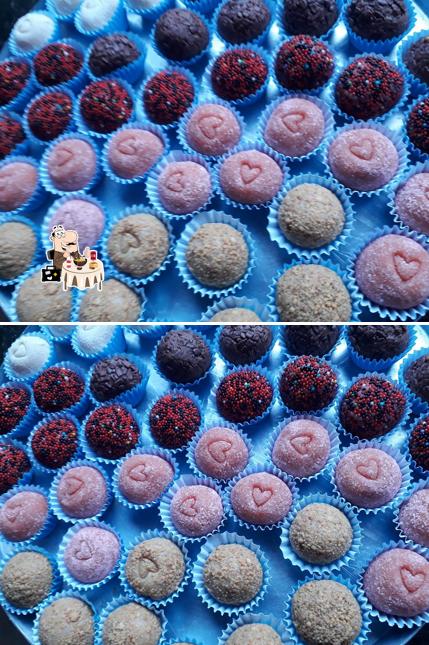 Platos en Doçuras em miniaturas, algodão-doce, cones, sobremesas, pirulitos, pudin, Donuts, pipoca, etc