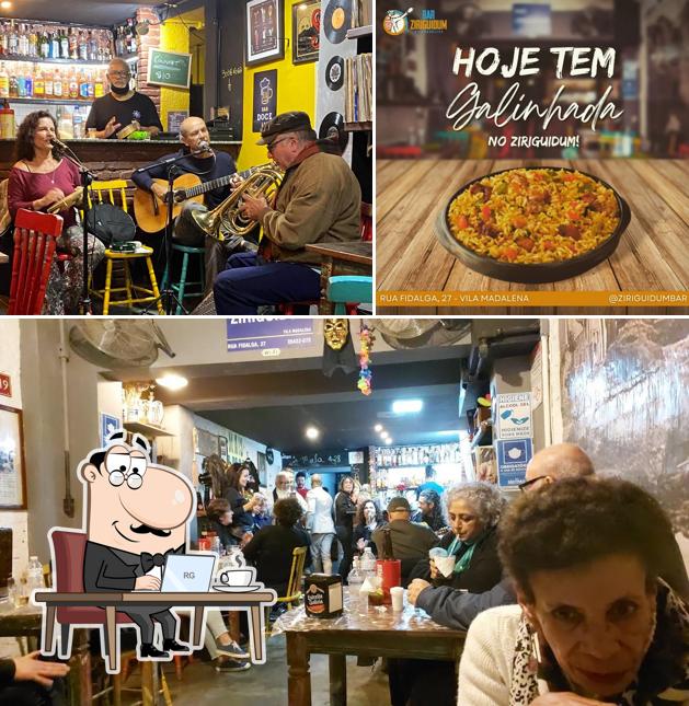 Sente em uma das mesas no Ziriguidum Bar e Restaurante Ltda