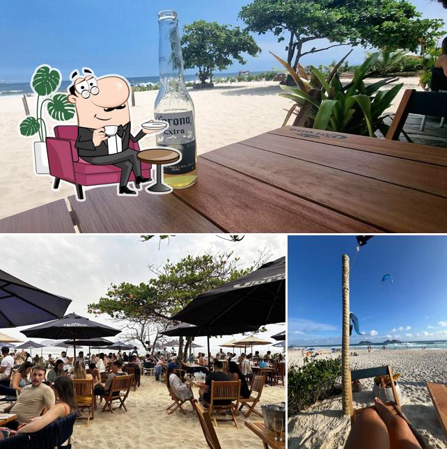 Sente em uma das mesas no K08 KITE SURF CLUB