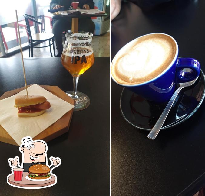 Ordina un hamburger a Bar Manhattan