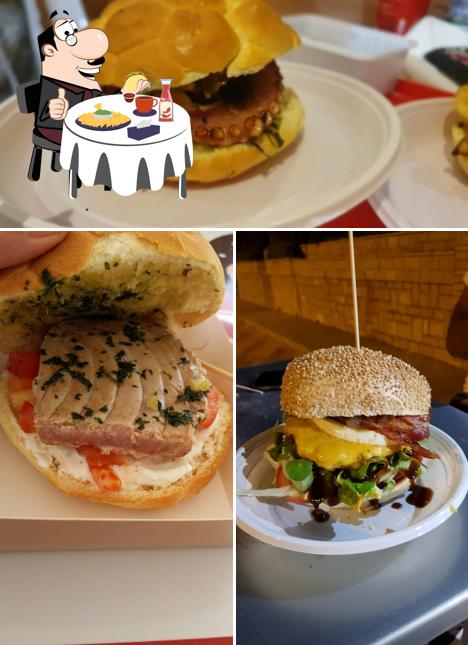 Gustati uno dei tipi di hamburger disponibili a Bojo Fish/Burger