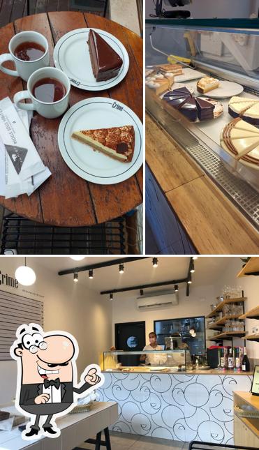 Sente em uma das mesas no Crime Pastry Shop