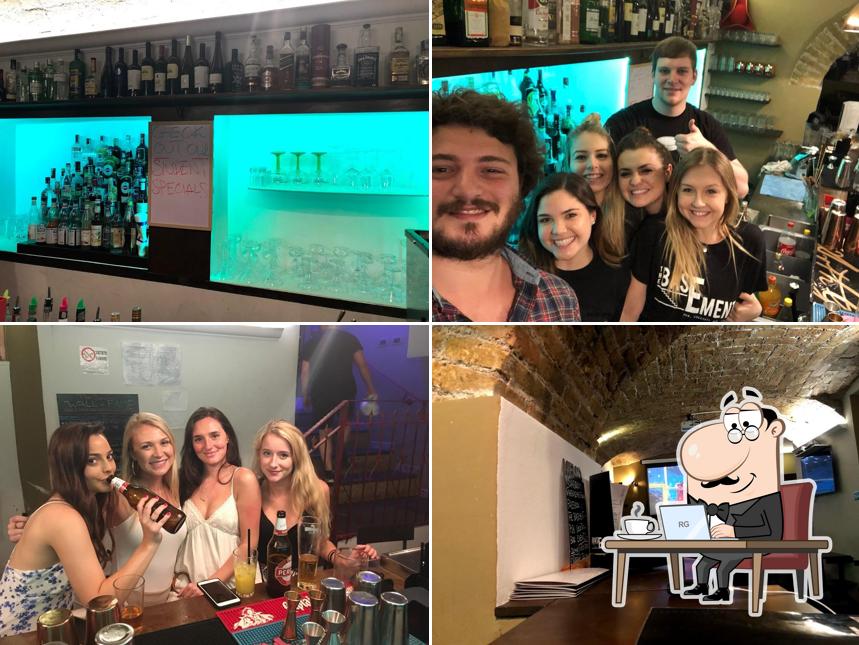 Siediti a un tavolo di The Basement