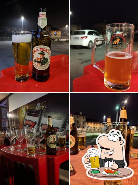 Puoi ordinare un rinfrescante bicchiere di birra chiara o scura