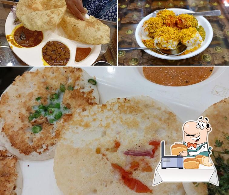 Garlic bread at Loiee Mithai & Rasoi