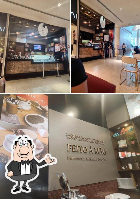 Sente em uma das mesas no San Paolo Gelato - Riomar Recife