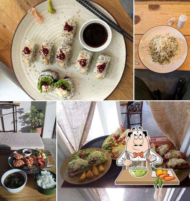 Seaweed salad at Loop cafe