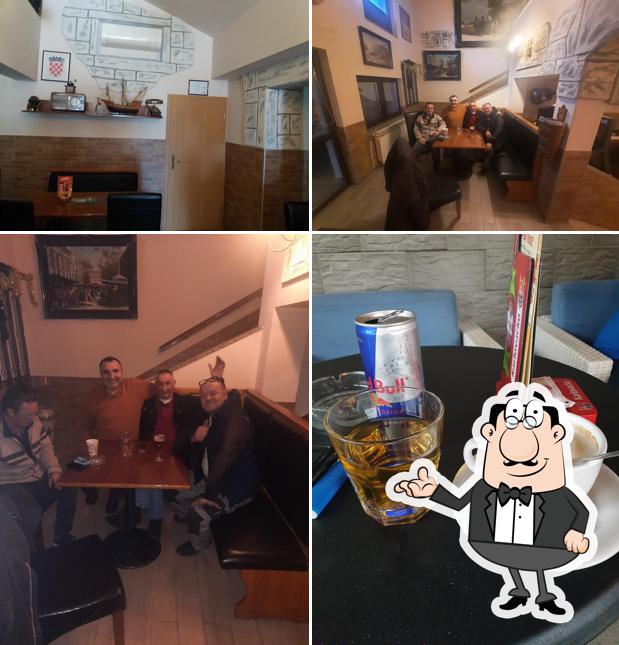 Siediti a un tavolo di House Caffe