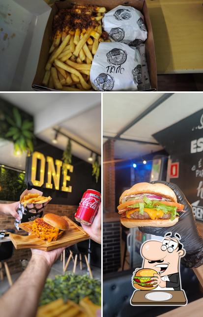 Deguste um dos hambúrgueres oferecidos no ONE STAND HAMBURGUERIA