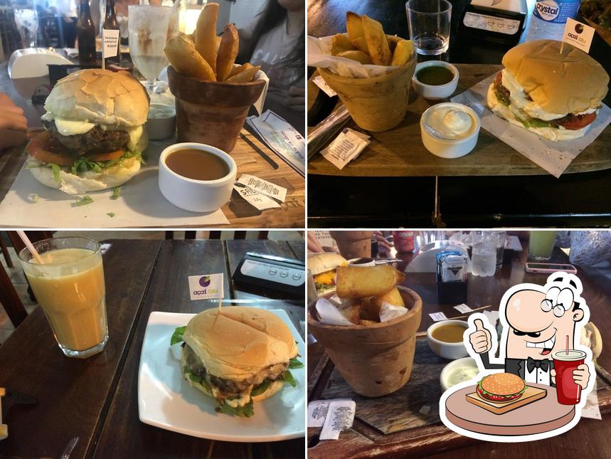 Experimente um dos hambúrgueres disponíveis no Açaí Aju