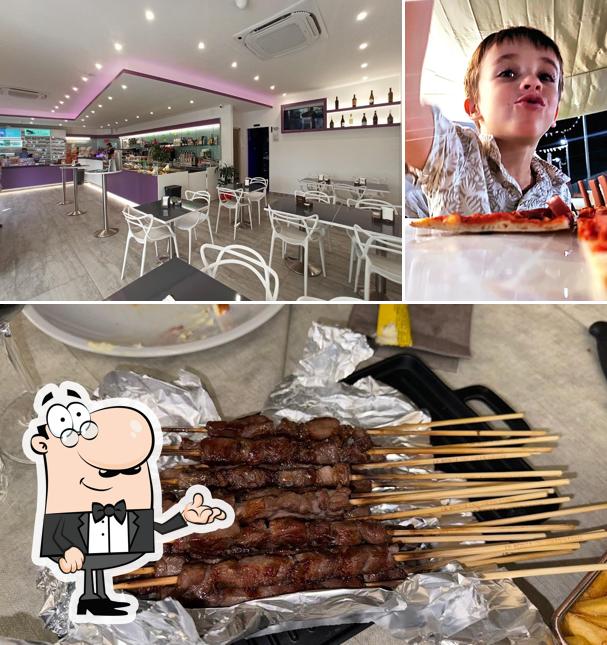 Dai un’occhiata alla foto che presenta la interni e cibo di Bubble Bar Pizzeria Parco Giochi