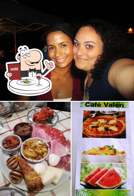 La immagine della cibo e bancone da bar di Cafè Valerì