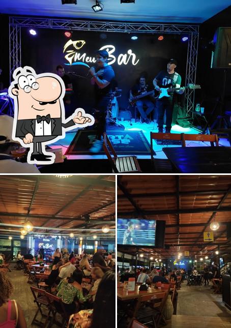 Sente em uma das mesas no Meu Bar Candeias