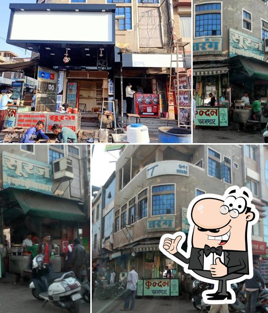 See this picture of Suraj Pakode Wala