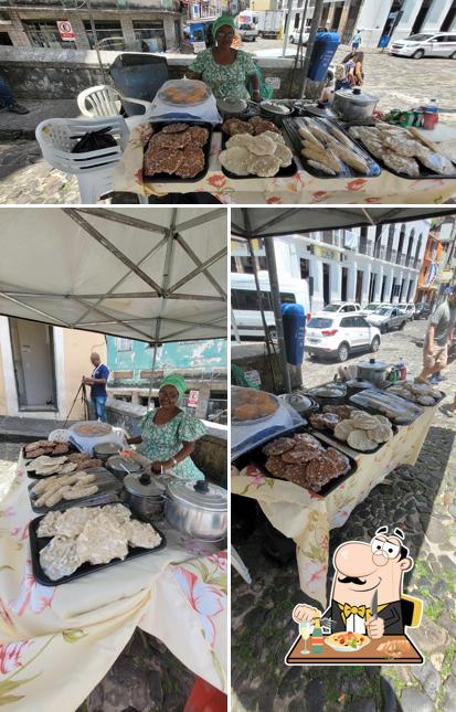 Entre diversos coisas, comida e exterior podem ser encontrados a Acarajé da Júlia