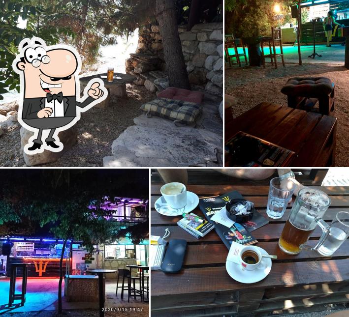 Dai un'occhiata agli interni di Kamaki Bar