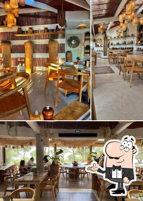 Installez-vous à l'une des tables de LA MESA - les pierres blanches - Sète