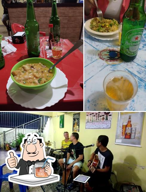 A foto da bebida e interior no Recanto Dos Amigos