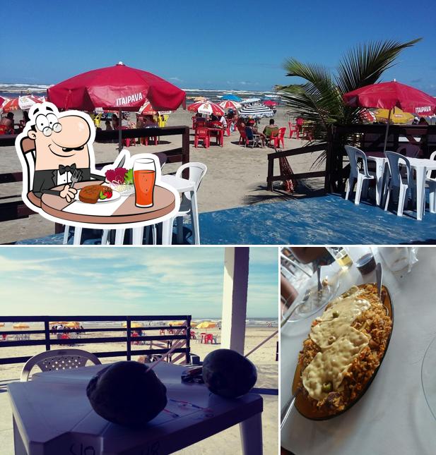 A mesa de jantar e comida do restaurante