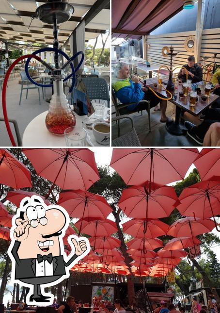 Siediti a un tavolo di Awake Bar