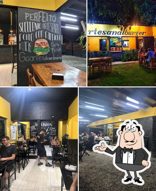 Sente em uma das mesas no Artesanalburger