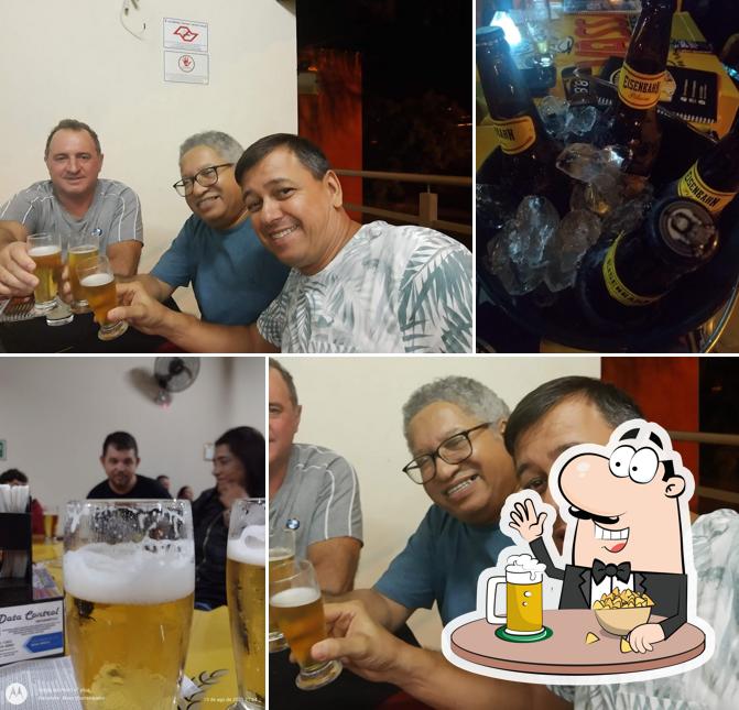 Desfute um copo de cerveja leve ou escura