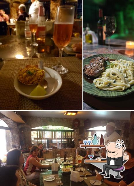 Sente em uma das mesas no Taberna dos Ferreiras