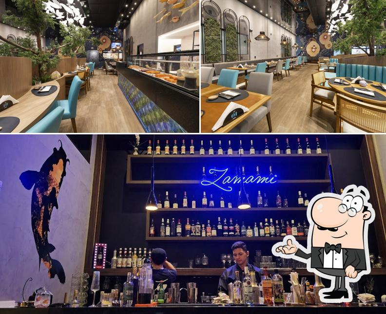 Sente em uma das mesas no Zamami Island Sushi