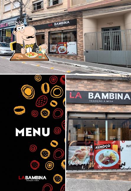 A comida e exterior do restaurante