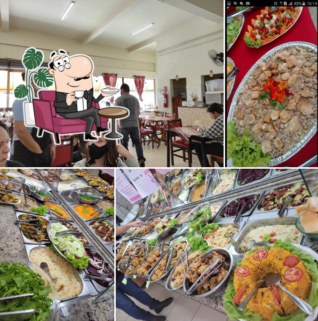 Sente em uma das mesas no Zú Restaurante Self Service