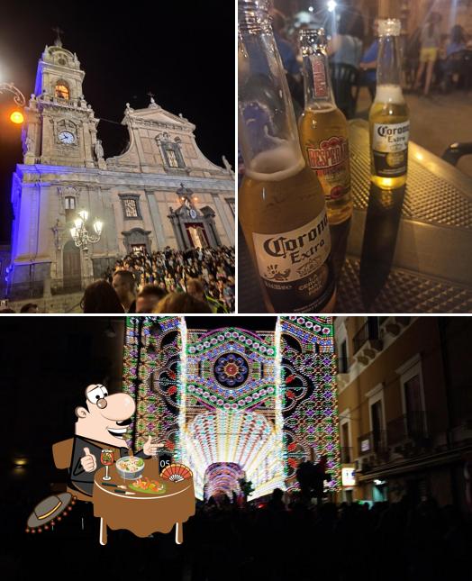 Guarda la foto che presenta la cibo e interni di happy hour