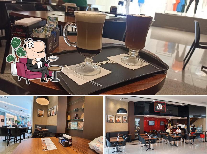 Sente em uma das mesas no Mr Black Café - Cafeteria