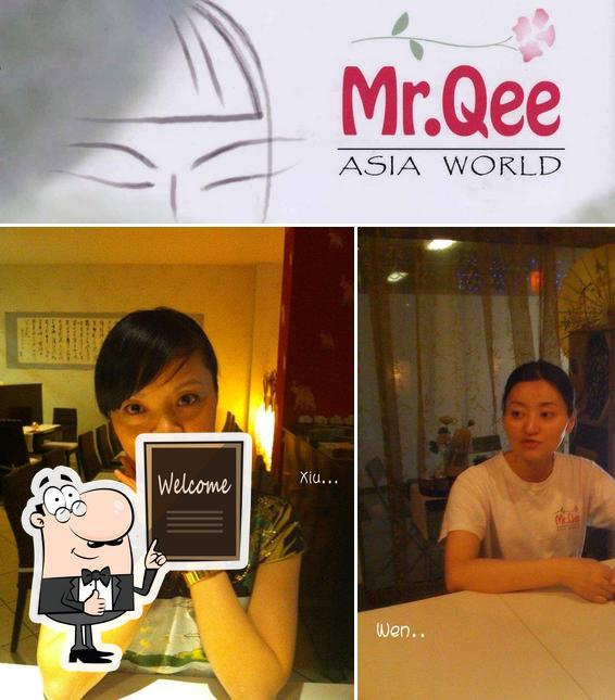 Vedi questa foto di Mr. Qee Asia World