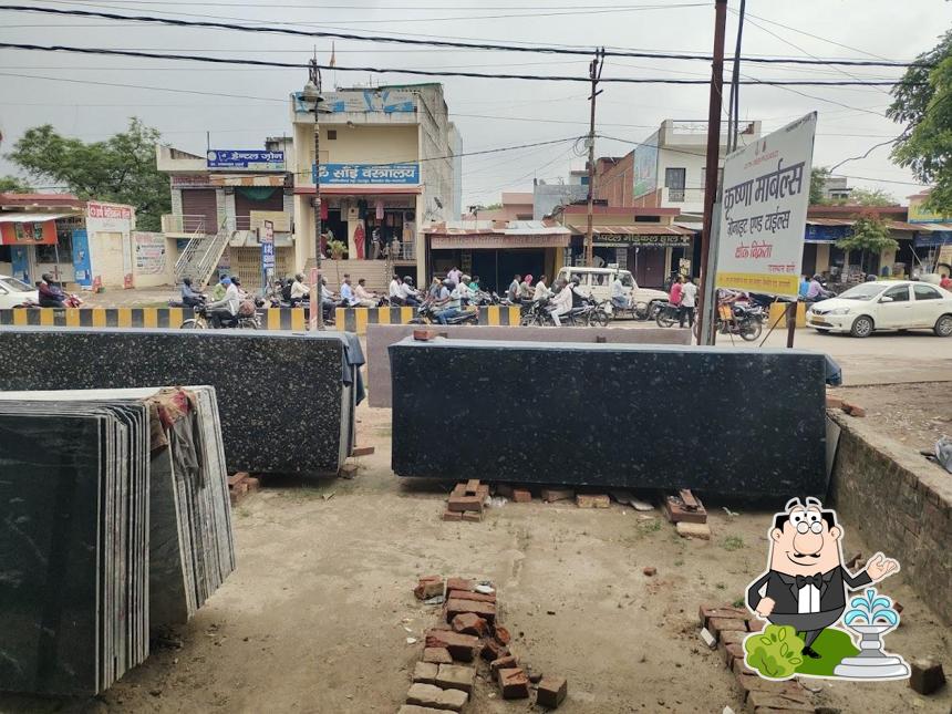 The exterior of Pizza Booth