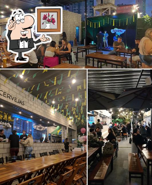 O interior do Balbúrdia Cervejeira Itajaí