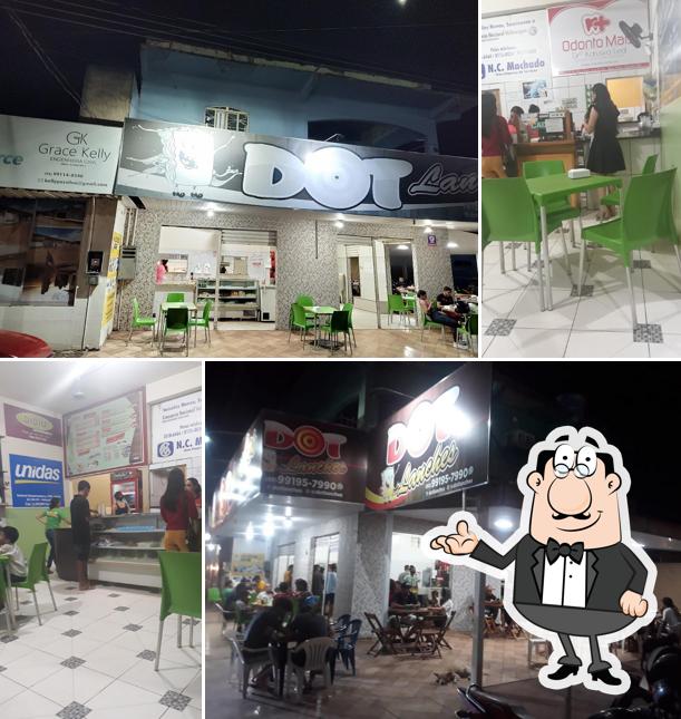 Sente em uma das mesas no Dot Lanches