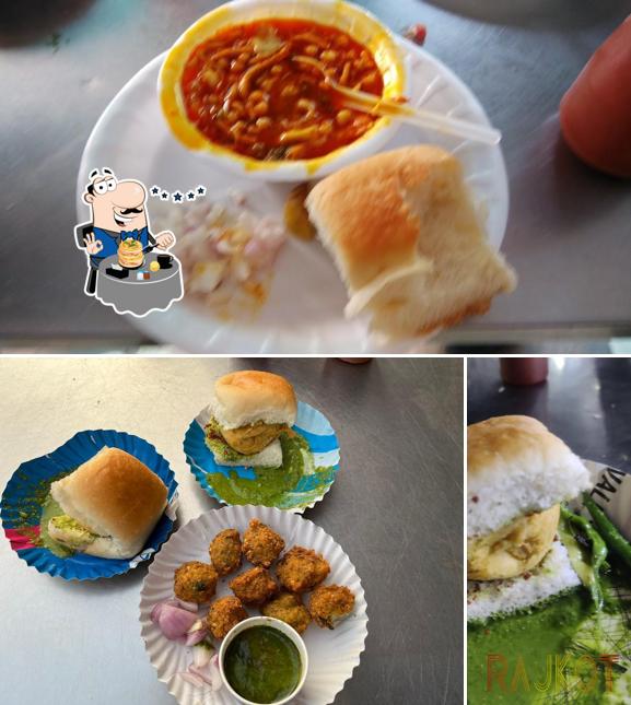 Vada pav at Raghuvansi Vadapav Center