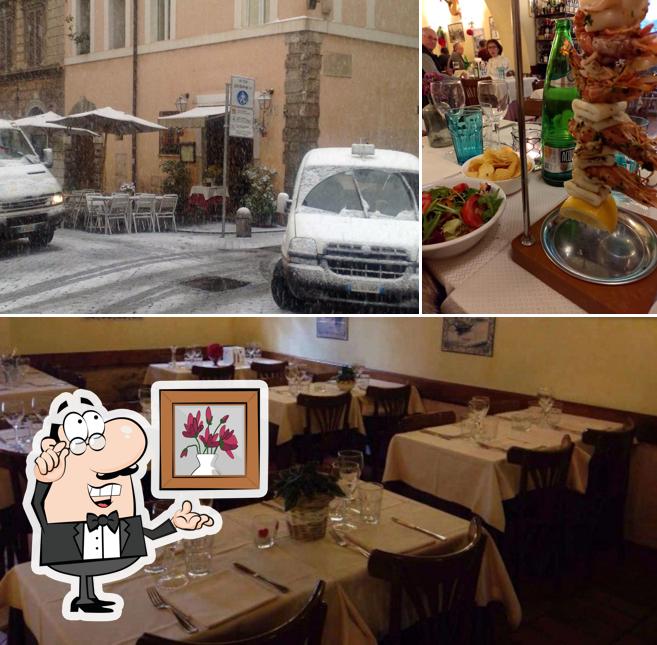 Siediti a un tavolo di Ristorante Tre Pupazzi