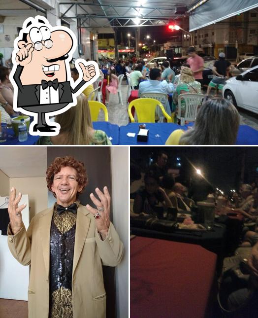 Sente em uma das mesas no Bar do Helano