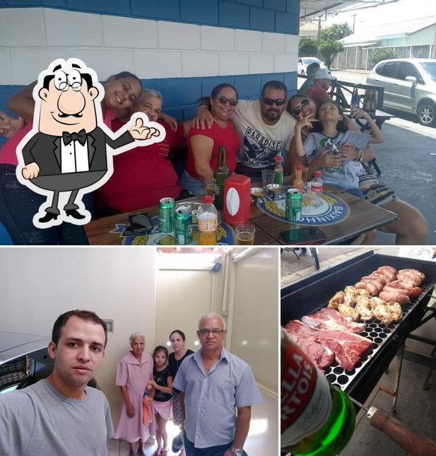 A imagem da interior e comida no bar azul sumare