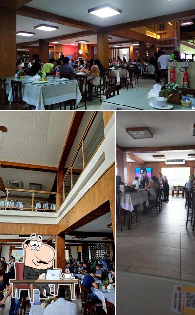 Sente em uma das mesas no Rei do Caldo Restaurante & Pizzaria